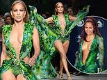 Jennifer Lopez nóng bỏng đến 'nghẹt thở' trên sàn diễn Versace