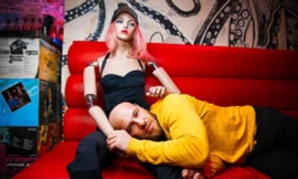 Anh chàng thể hình cưới bạn gái là búp bê