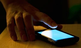 Suýt mù vì liên tục nhắn tin ban đêm cho bạn gái