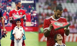 Xúc động bức ảnh cầu thủ Ma rốc che mưa cho bé gái trên sân cỏ