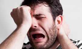 Bạn trai hay khóc mỗi khi cãi nhau