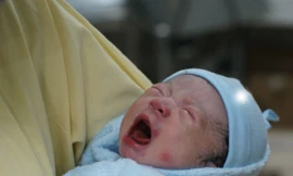 5 điều bố mẹ nên làm để tránh bị trao nhầm con tại viện