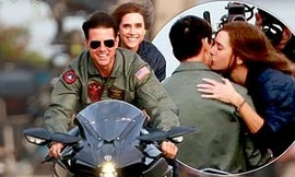 Tom Cruise hôn người đẹp, tái hiện cảnh cưỡi mô tô kinh điển