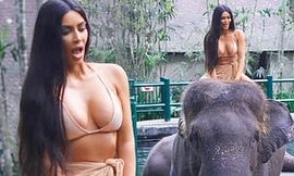 Kim Kardashian diện bikini cưỡi voi ở Bali