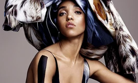 Bạn gái ‘ma cà rồng’ Robert Pattinson: Dù nhỏ nhắn vẫn không ngừng khoe thân