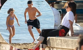 Victoria Beckham đi giày cao gót ra biển ngắm hai con chơi đùa