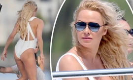 Biểu tượng gợi cảm Pamela Anderson diện áo tắm căng đầy sức sống 