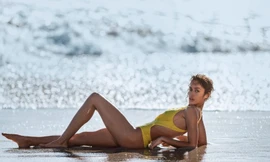 'Chân dài' Victoria's Secret thả dáng hút mắt trên biển