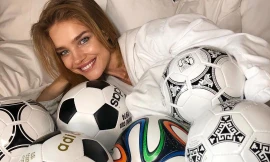 Siêu mẫu Nga mở khóa cúp vàng cổ vũ Anh đánh bại Croatia