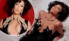 Kim Kardashian ngực đầy hở bạo hóa thân thành Elizabeth Taylor