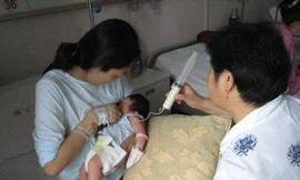 Người mẹ 28 tuổi bị nổ túi ngực 170 triệu khi cho con bú