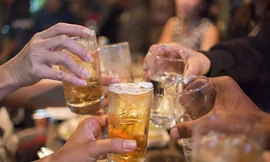 Có nên nhậu sau khi chơi thể thao?