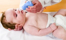 Mẹo nhỏ giúp mẹ xử trí khi bé sơ sinh bị ngạt mũi