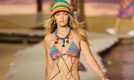 Gigi Hadid gợi cảm với bikini dây Tommy Hilfiger xuân hè 2016 