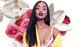 Nàng mẫu Victoria’s Secret trải lòng về việc làm mẹ ở tuổi teen