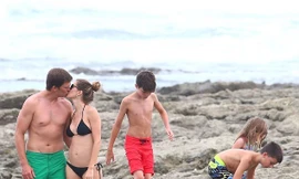 Vợ chồng siêu mẫu đắt giá nhất hành tinh nồng nàn ở biển