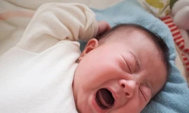 3 con giòi làm tổ trong tai bé gái 4 tháng tuổi