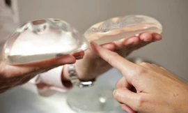 Bác sĩ nói gì về thực hư 'nổ ngực độn silicon khi đi máy bay'?