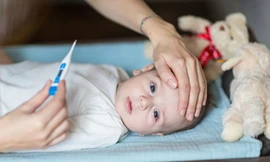 Nên cho trẻ uống đủ nước trong mùa hè