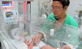  Bé Gấu sẽ tiếp tục đựơc chăm sóc tại bệnh viện cho đến khi sức khỏe ổn định, lên cân, tự thở được. Ảnh: N.P.