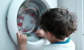 Bé 3 tuổi chết ngạt vì chui vào máy giặt chơi trốn tìm