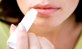 'Bí kíp' tránh khô môi mùa hè