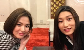 Song Hye Kyo diện áo choàng sành điệu, thần thái sang chảnh