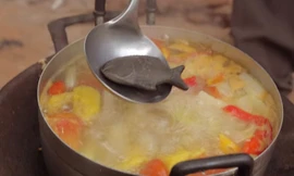 Kỳ lạ nấu cá bằng sắt giúp chữa thiếu máu