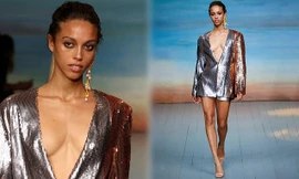 Người mẫu lộ ngực vì áo hở cổ quá rộng tại tuần lễ thời trang London