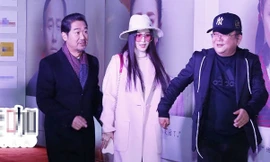 ‘Hòa đại nhân’ nắm tay Phạm Băng Băng trên thảm đỏ