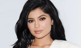 Em gái 'hot girl' của Kim Kardashian sinh con ở tuổi 20