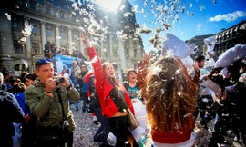 Vui nhộn ngày hội đập gối ở Romani