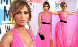 Jennifer Lopez quyến rũ hút hồn với đầm khoét ngực xẻ cao