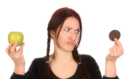 Bí quyết chế ngự cơn thèm ăn để giữ eo thon