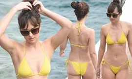 Người đẹp ’50 sắc thái’ táo bạo diện bikini tắm biển