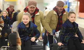 ‘Thiên thần sún răng’ nhà Becks thích thú khi được bố cho ngồi xe đẩy