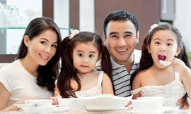 Người vợ xinh đẹp, tài năng của MC Quyền Linh