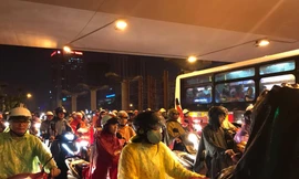 Nhiều tuyến đường Hà Nội tê liệt vì cơn mưa lớn