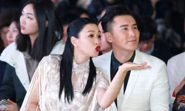 Chung Lệ Đề và chồng trẻ tình tứ đi xem con gái diễn thời trang