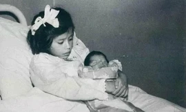 Lina Medina bên cạnh con trai Gerardo Medina. Ảnh: Allthatsinteresting 