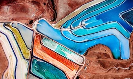 Hồ nước cầu vồng giữa sa mạc nước Mỹ