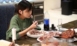 Cô gái bị các nhà hàng từ chối vì ăn quá nhiều