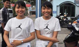 Hai chi em song sinh đó là thí sinh Nguyễn Đình Chi và Nguyễn Đình Quế dự thi THPT quốc gia 2016