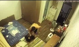 Cư dân mạng phẫn nộ clip chồng hờ đánh đập, lột quần áo vợ dã man