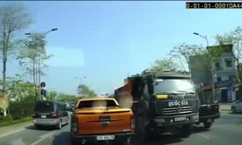 Bức xúc cảnh xe tải ngang nhiên đi ngược chiều ở Hà Nội