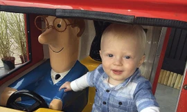 Cảm động những hình ảnh vui chơi của bé trai mắc bại não hiếm gặp