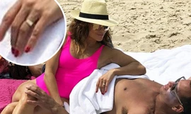 Jennifer Lopez lộ nhẫn đính hôn khi đi tắm biển cùng bồ trẻ 