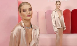 Bạn gái 'Người vận chuyển' quên nội y, diện pyjama trễ nải