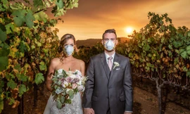 Đôi vợ chồng đeo khẩu trang, làm lễ cưới cạnh đám cháy rừng