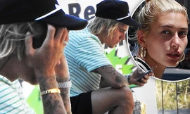 Justin Bieber căng thẳng ôm mặt sau khi đính hôn Hailey Baldwin